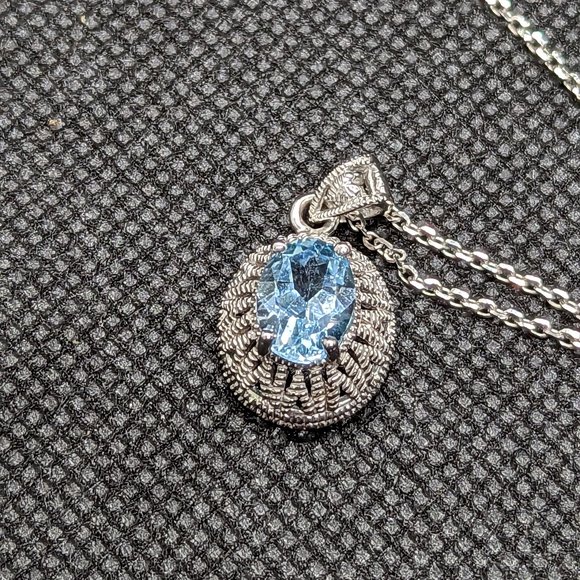Interestingly set sky blue topaz in .925 sterling - Picture 1 of 3